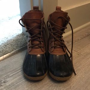 “Bean Boots” in brown and black